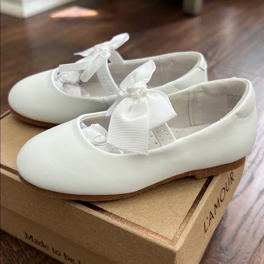 L’amour White Dress Shoes with Bow - Picture 2 of 7